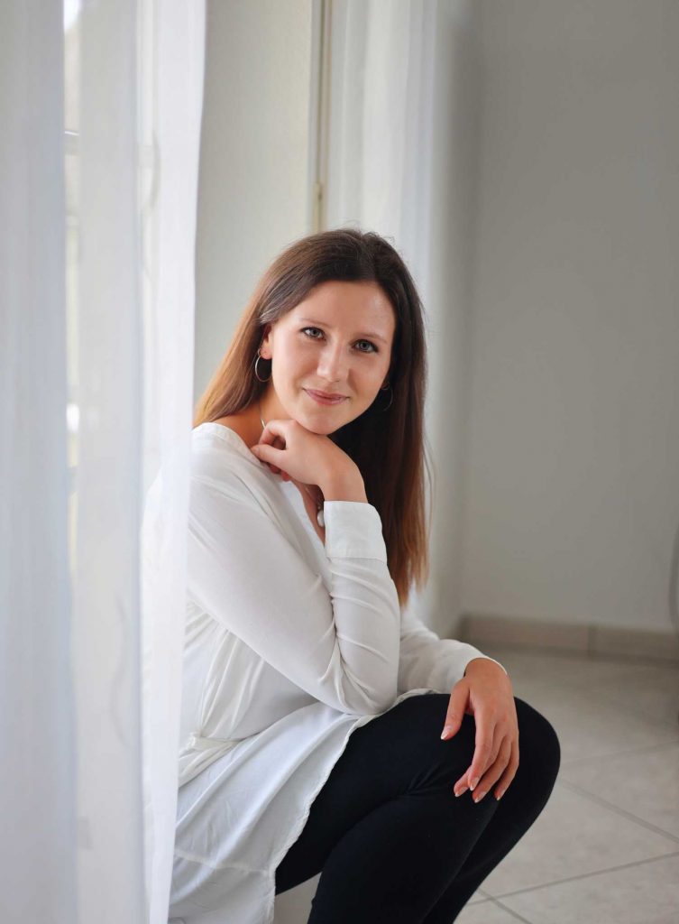 Nehme Kontakt auf mit Patricia Maria Binder, Heilerin der Neuen Zeit und spirituelle Begleiterin, und vereinbare ein kostenloses Erstgespräch. Ihr Spezialgebiet ist das Trauma des alleingeborenen Zwillings, energetische Gebärmutterheilung, Weiblichkeit und energetische Zahnheilung.